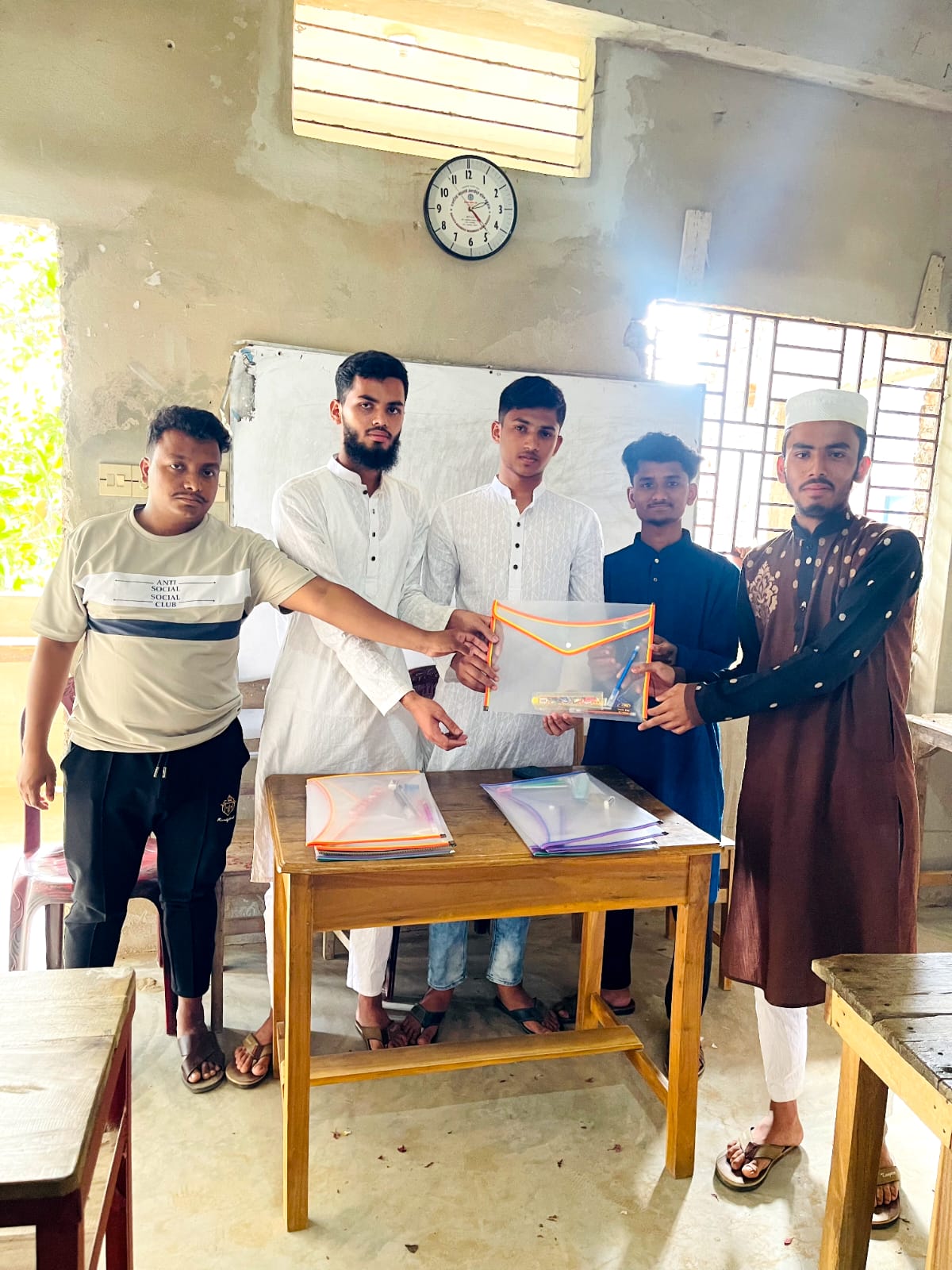 লোহাগাড়ায় দাখিল পরীক্ষার্থীদের মাঝে শিক্ষা সামগ্রী বিতরণ