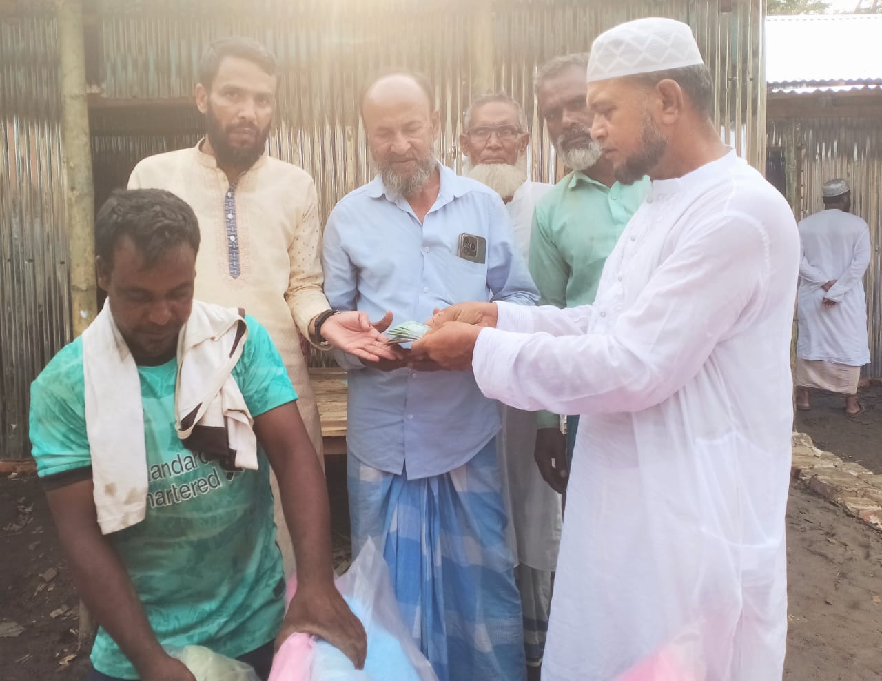 শান্তিগঞ্জে অগ্নিকাণ্ডে ক্ষতিগ্রস্তদের পাশে দাঁড়ালেন শিল্পপতি মইনুল ইসলাম