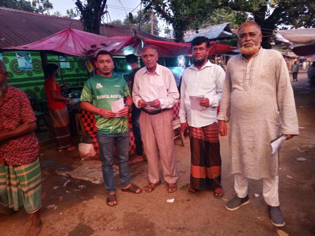 বিশ্বম্ভরপুর উপজেলা বিএনপি কর্মীর পক্ষ থেকে লিফলেট বিতরণ 