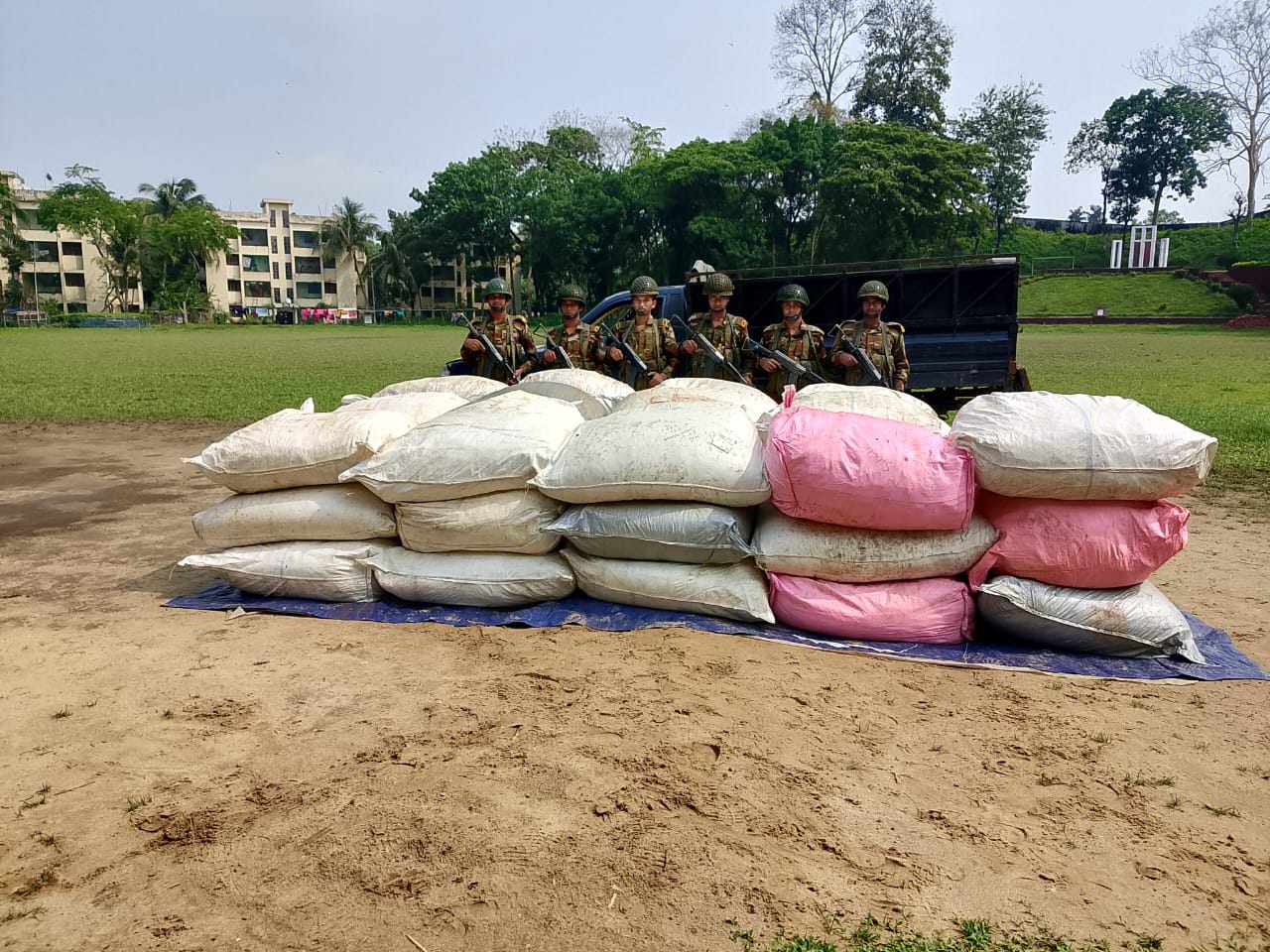 সিলেটে সেনাবাহিনীর অভিযানে ৩৯ বস্তা ভারতীয় শূটকি মাছ আটক