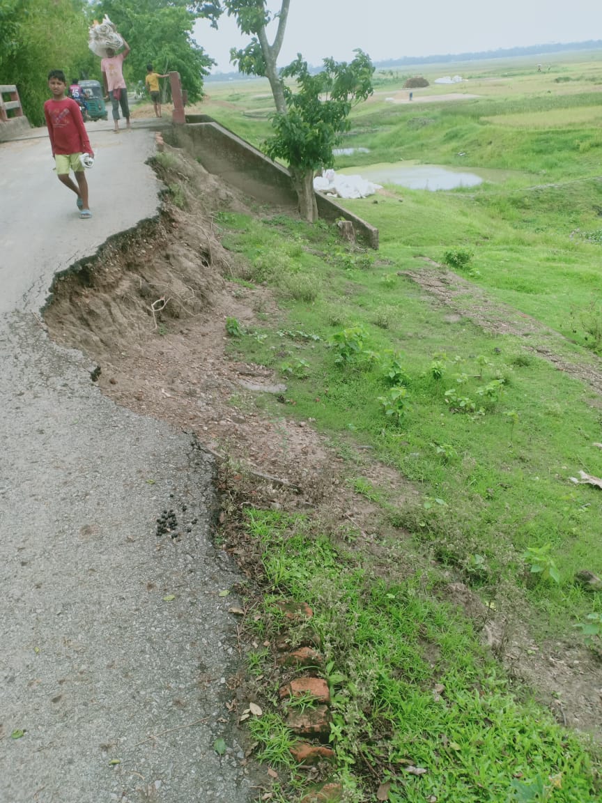 পাগলা-বীরগাঁও রাস্তায় ভাঙন,জন সাধারণের দুর্ভোগ 
