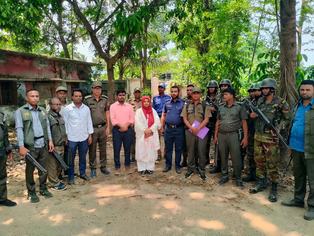 লোহাগাড়ায় যৌথ অভিযানে দুই দোকানদারকে জরিমানা