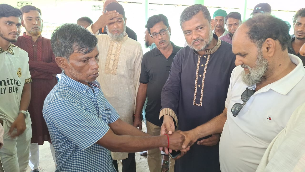 দিরাইয়ে অগ্নিকাণ্ডে ক্ষতিগ্রস্তদের মাঝে  শিশির মনিরের অর্থ সহায়তা প্রদান 
