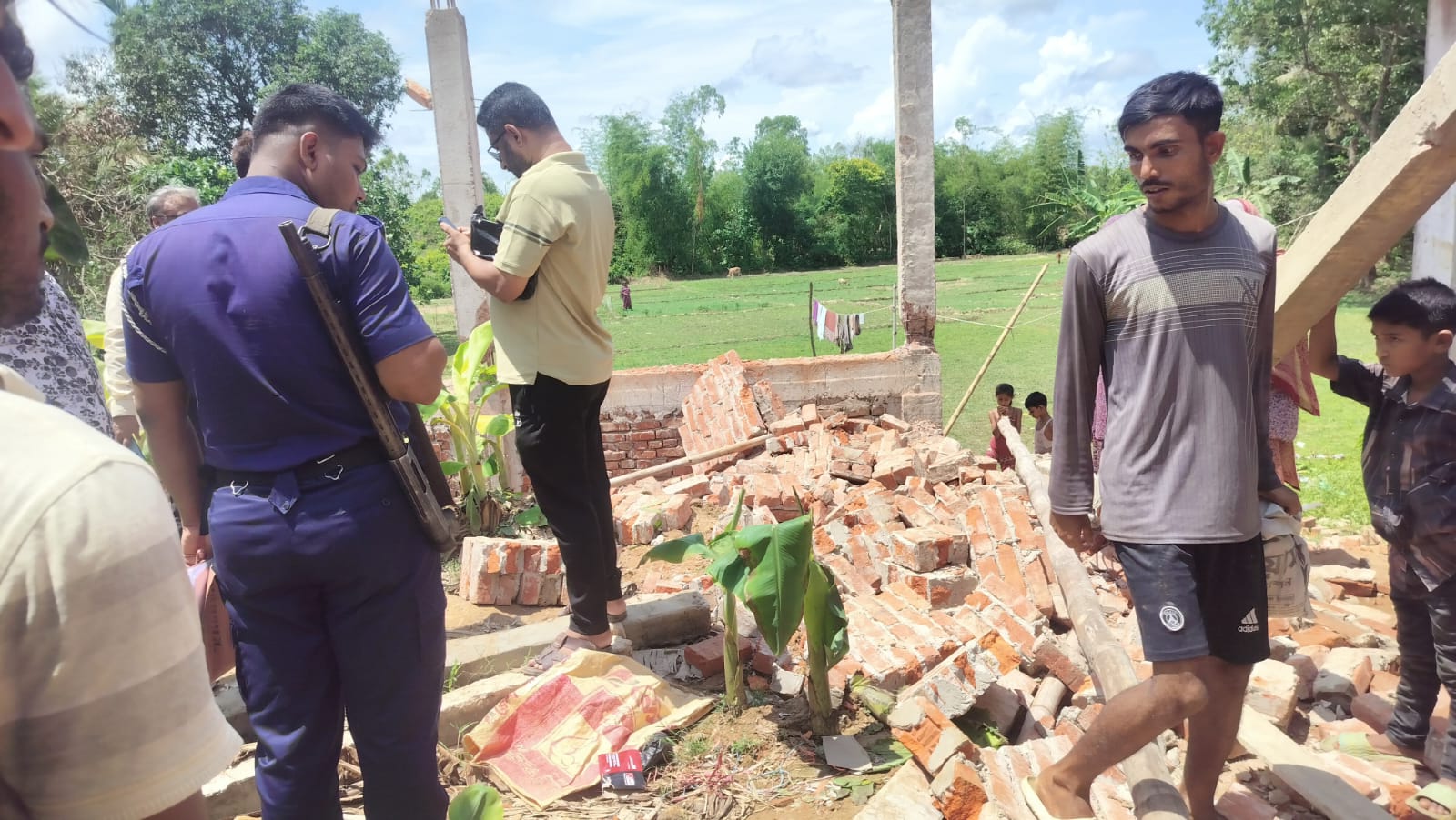 শত্রুতার জেরে নির্মানাধীন পাকাবাড়ীতে হামলা, দেয়াল ও পিলার ভাংচুর