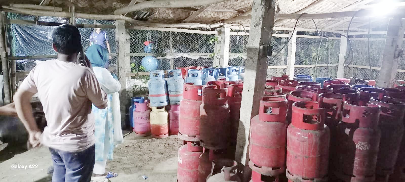 সিলিন্ডারে অর্ধেক গ্যাস, অর্ধেক বাতাস 