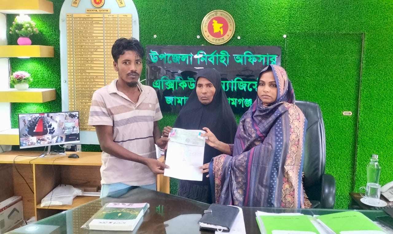 জামালগঞ্জে শহীদ সোহাগের পরিবারকে ১০ লাখ টাকার সঞ্চয়পত্র হস্তান্তর