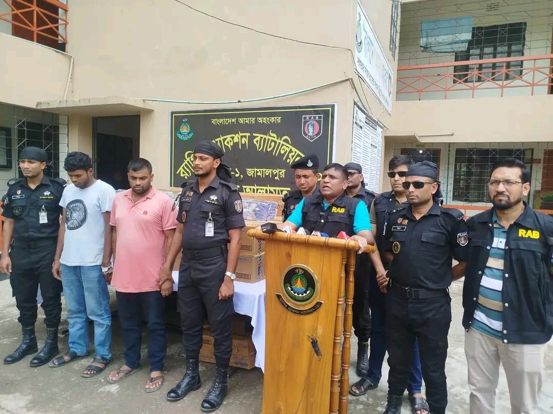 জামালপুরে অবৈধ পথে আসা প্রায় ৫ লাখ জিলেট ব্লেড উদ্ধার, গ্রেফতার ২