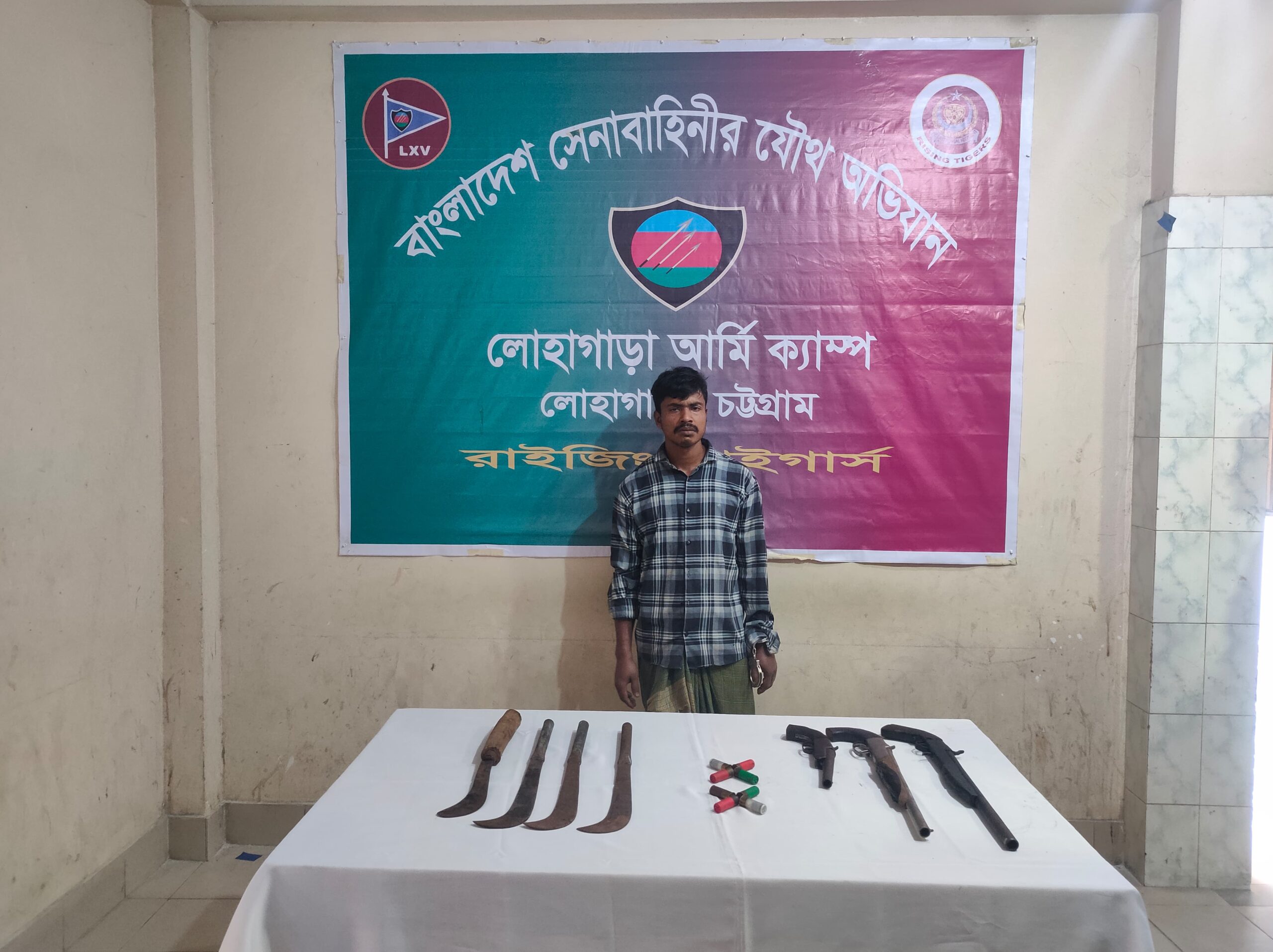 লোহাগাড়ায় সেনাবাহিনির অভিযানে ডাকাতদলের সদস্য আটক উদ্ধার অস্ত্রসহ, কার্তুজ, রামদা