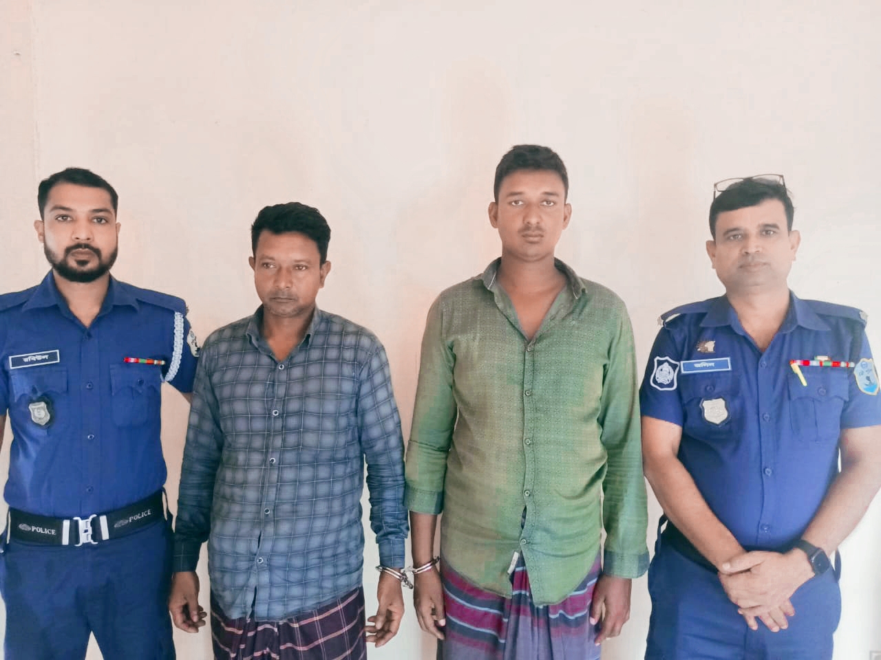 নৌ-পুলিশের অভিযানে নৌকা ও চোরাই পাথরসহ আটক ২