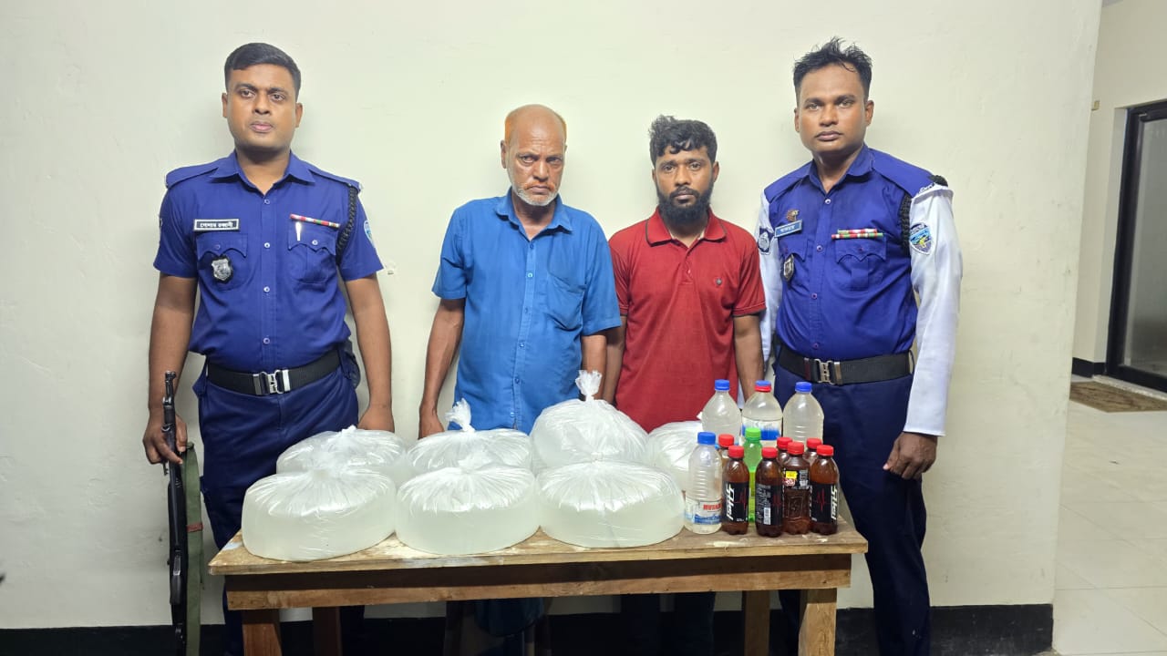লোহাগাড়ায় ট্রাফিক জোনের তল্লাশিতে দেশীয় চোলাইমদসহ আটক ২