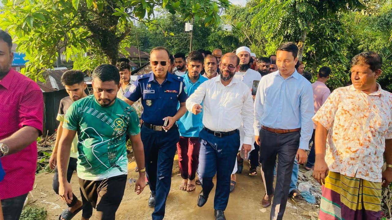 সুনামগঞ্জ জেলা প্রশাসক নদীপথে দোয়ারাবাজার খাসিয়ামারা রাবার ড্যাম পরিদর্শন করেন