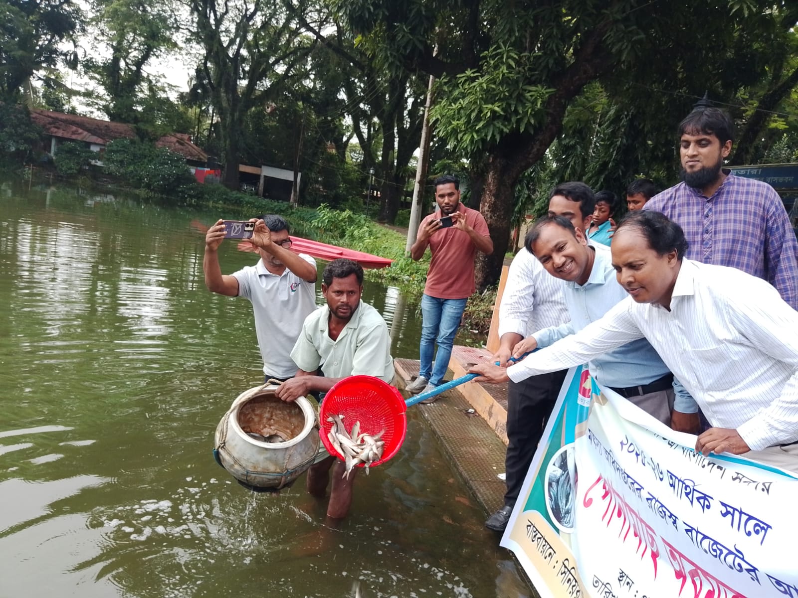 ছাতকে উপজেলা, নাইন্দার হাওরসহ বিভিন্ন মসজিদ মাদ্রাসার পুকুরে পোনামাছ অবমুক্ত করা হয়