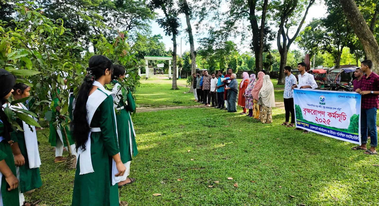 নকলায় ডপস’র উদ্যোগে দুই শতাধিক শিক্ষার্থীদের মাঝে গাছের চারা বিতরণ