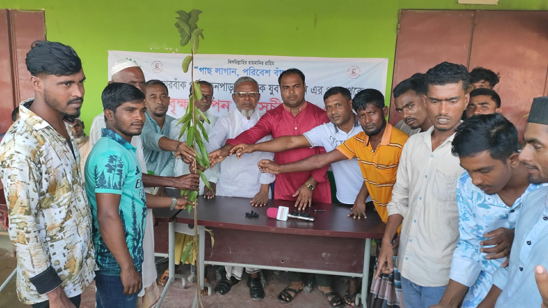 ফেনারবাঁকে মানবিক যুব সংগঠনের চারাগাছ বিতরন