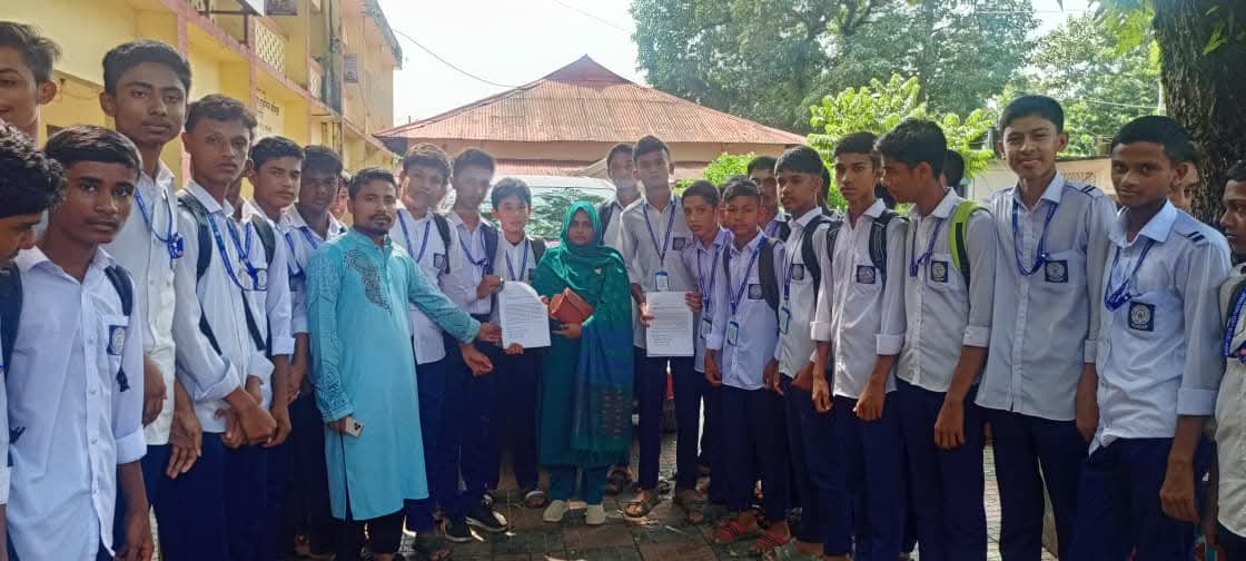 অটোরিকশার দখলে স্কুলগেট, শিক্ষার্থীদের নিরাপত্তা নিয়ে শঙ্কা  