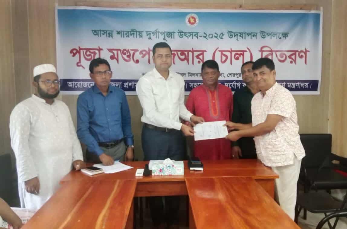 নকলার ২০ পূজামন্ডপে জিআর’র চাল প্রদান