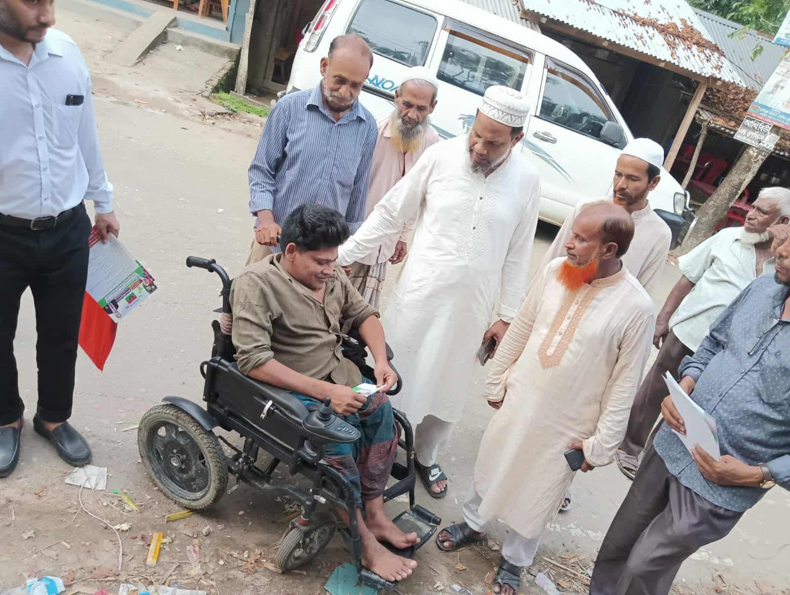 তারেক রহমানের ৩১ দফা বাস্তবায়নে কাঠালিয়ায় লিফলেট বিতরণ করলেন কর্নেল অব. মোস্তাফিজুর রহমান