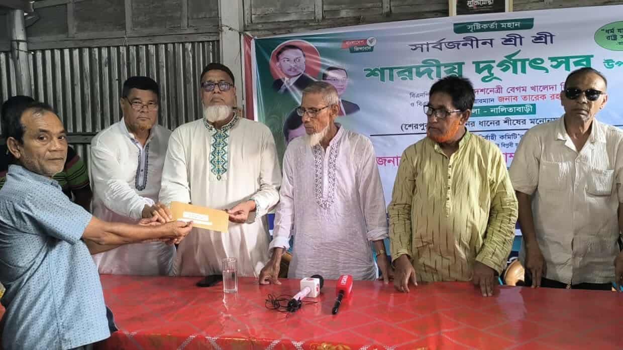 সনাতন ধর্মাবলম্বীদের ফাহিম চৌধুরীর শারদীয় শুভেচ্ছা: নকলার ২০ মণ্ডপে অনুদান প্রদান