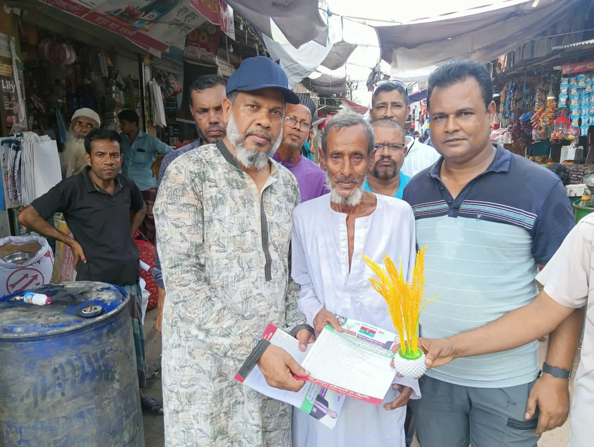 বিএনপি ভারপ্রাপ্ত চেয়ারম্যান  তারেক রহমানের রাষ্ট্র সংস্কারের ৩১ দফা লিফলেট বিতরণ করেন কর্নেল  মোস্তাফিজুর রহমান 