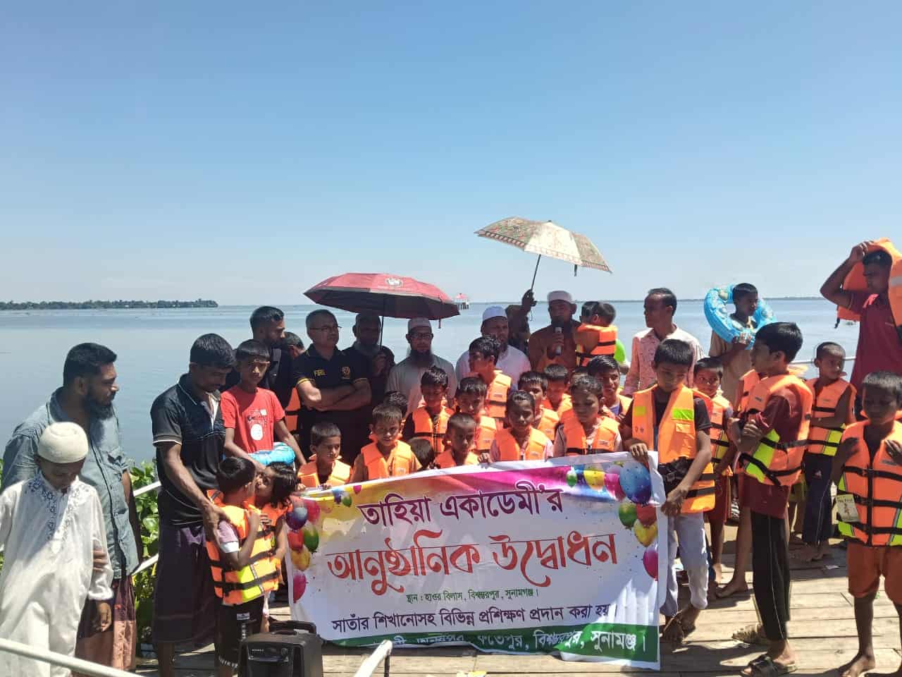 বিশ্বম্ভরপুরে শিশুদের সাঁতার প্রশিক্ষন  অনুষ্ঠিত 