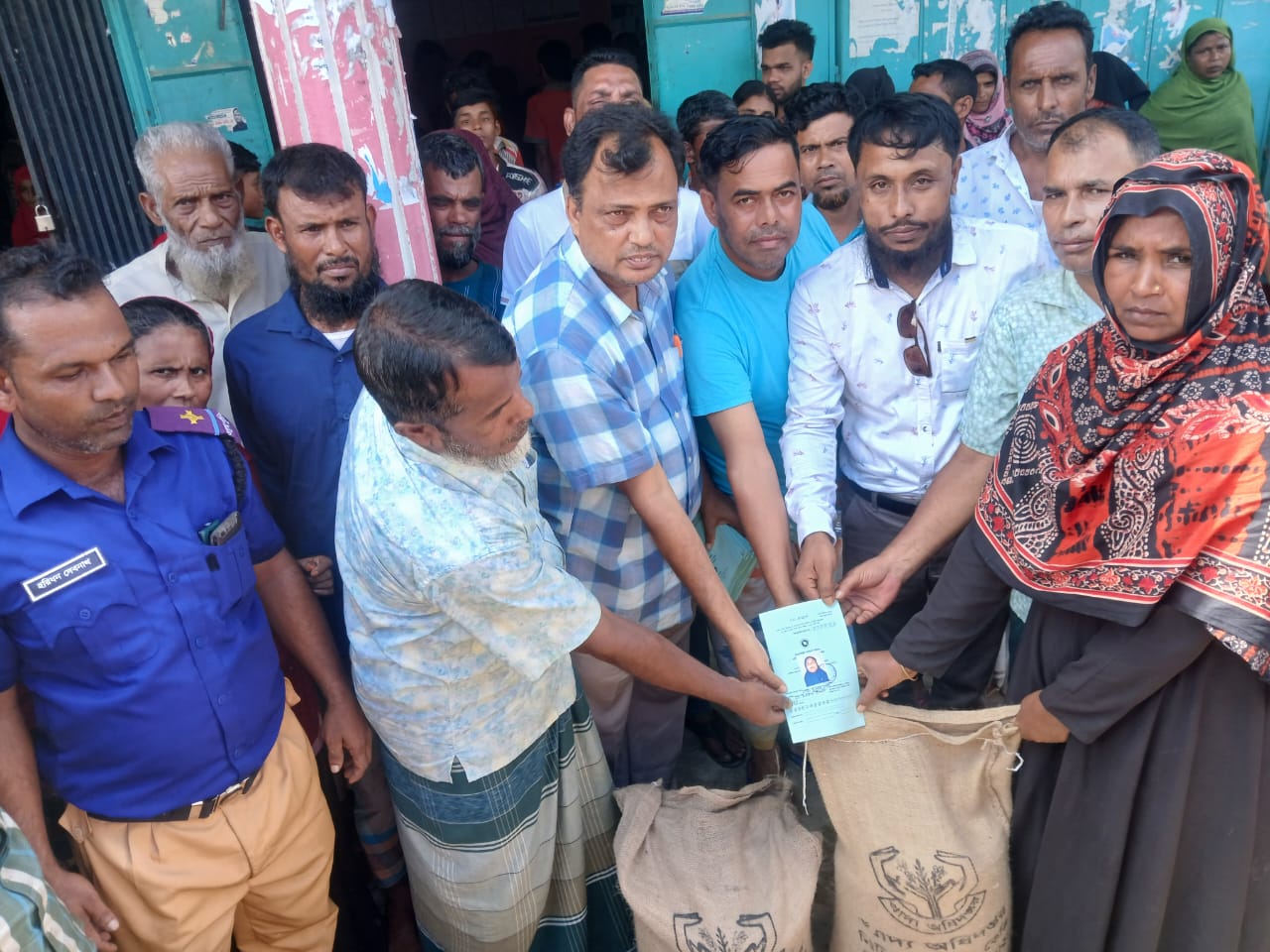 পাথারিয়ায় ২৫০ পরিবারের মাঝে ভিজিডি চাল বিতরণ