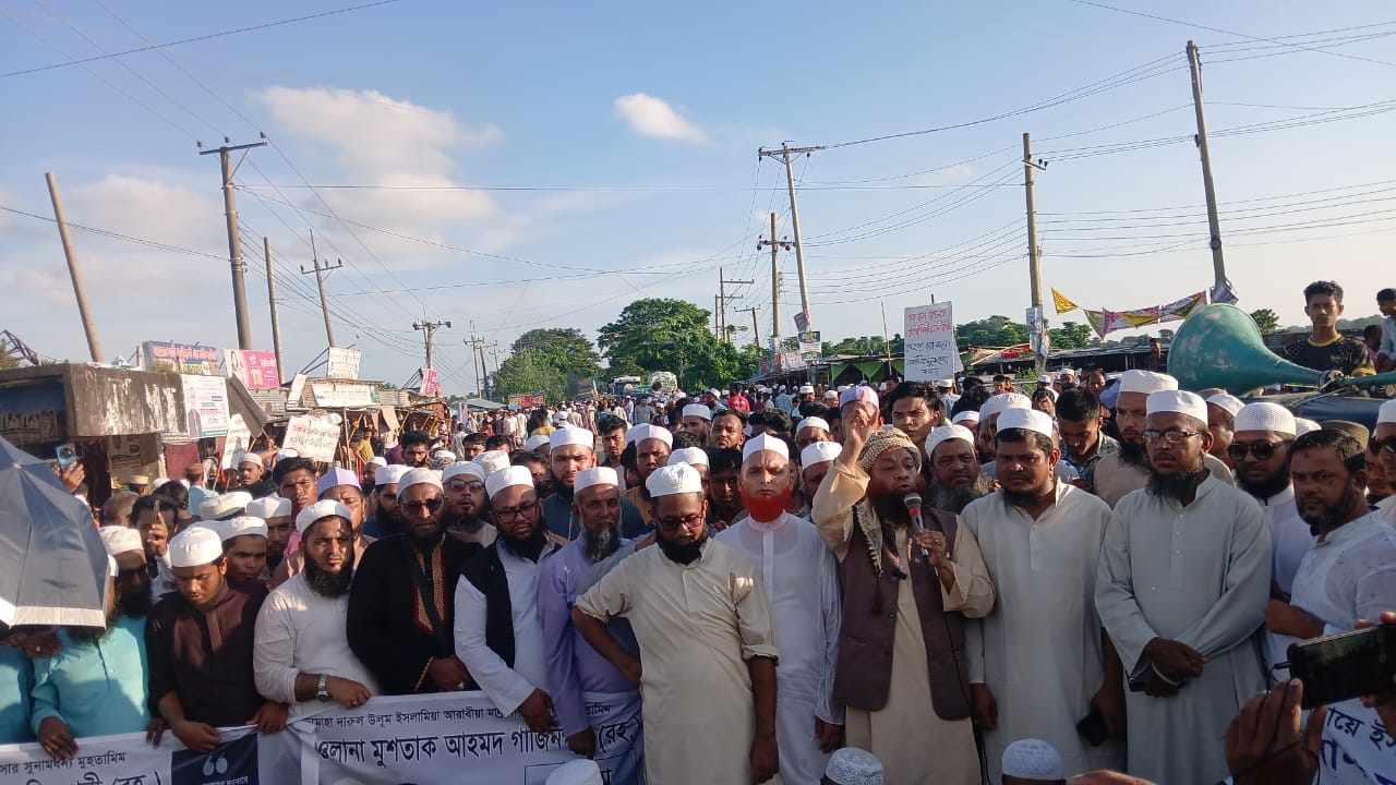 জমিয়ত নেতার খুনিদের গ্রেফতারের দাবিতে সিলেট – সুনামগঞ্জ সড়ক ব্লকেড