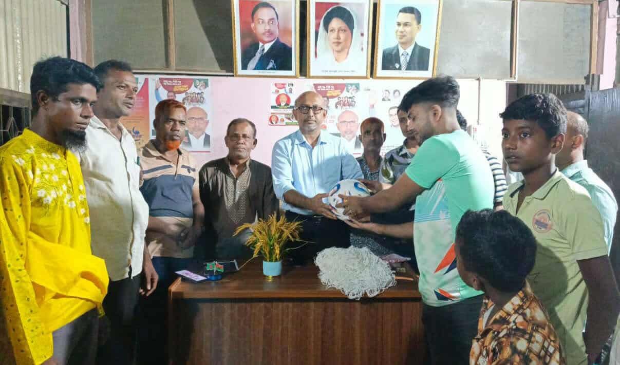 নকলায় বিভিন্ন ক্রীড়া সংগঠনের মাঝে ক্রীড়া সামগ্রী বিতরণ করেছেন মাজহারুল ইসলাম বাবু