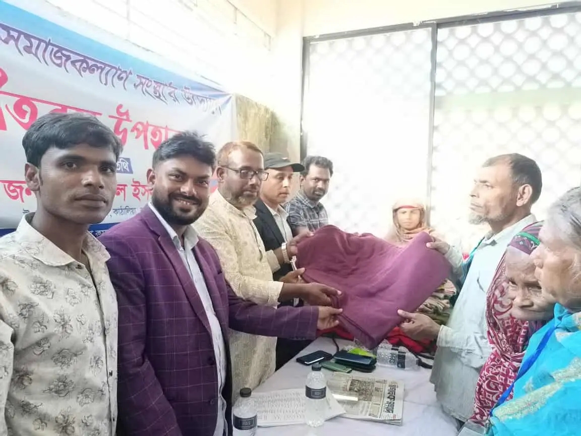 কাঠালিয়ায় গরিবের বন্ধু সমাজ কল্যাণ সংস্থার উদ্যোগে ১০০ শীতার্ত মানুষের মাঝে কম্বল বিতরণ