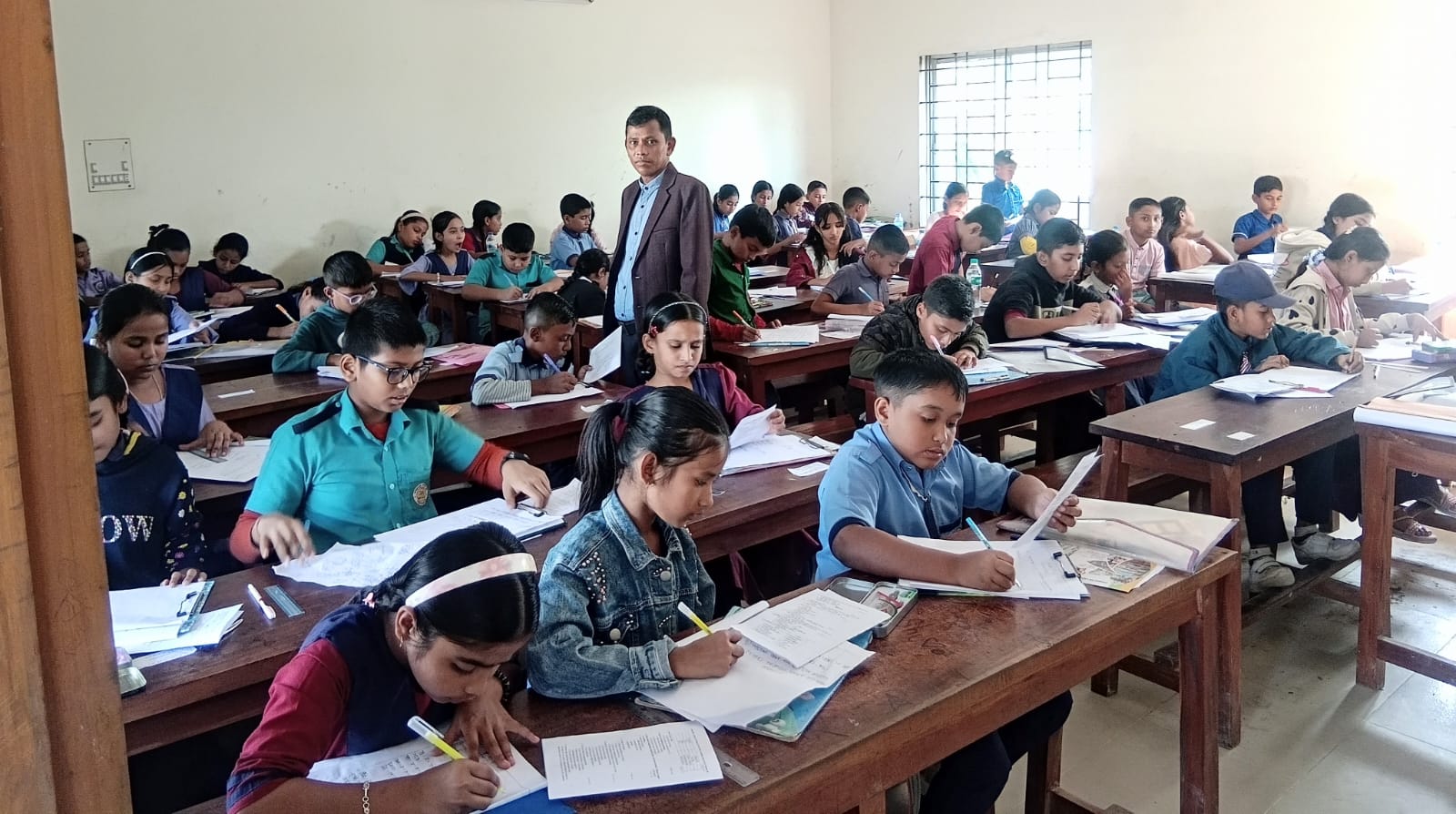 শান্তিগঞ্জে উৎসবমুখর পরিবেশে অনুষ্ঠিত হলো এম এ মান্নান প্রাথমিক মেধাবৃত্তি পরীক্ষা