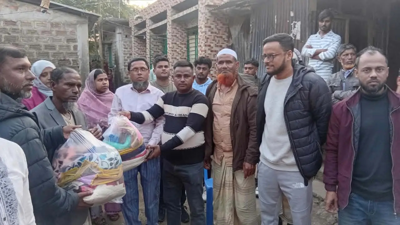 শান্তিগঞ্জে অগ্নিকাণ্ডে ক্ষতিগ্রস্ত পরিবারের পাশে দাঁড়ালেন সাবেক উপজেলা চেয়ারম্যান ফারুক আহমদের সহধর্মিনী ফৌজিয়া খানম।