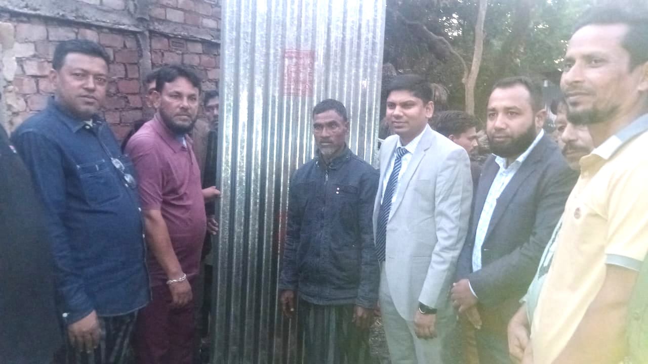 শান্তিগঞ্জে অগ্নিকাণ্ডে ক্ষতিগ্রস্ত ১০ টি পরিবারকে সরকারি সহায়তা দিলেন ইউএনও শাহজাহান