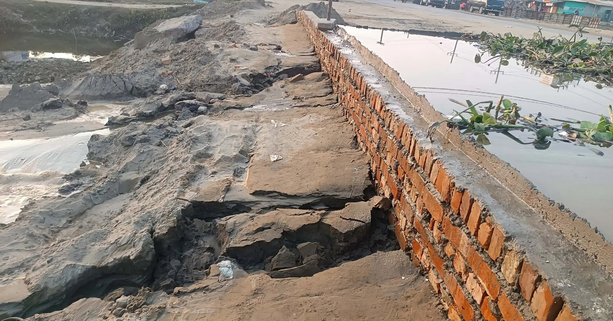 শান্তিগঞ্জে নিমার্ণকালেই ফোরলেন রাস্তার গাইডওয়াল ও ভিটবালীতে ধস