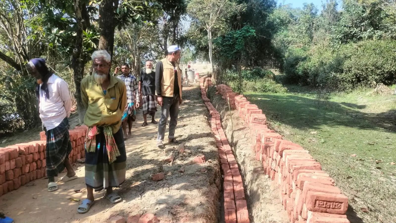 শান্তিগঞ্জে কোটি টাকার সড়ক নির্মাণে নিম্নমানের সামগ্রী ব্যবহারের অভিযোগ, ক্ষোব্ধ এলাকাবাসী