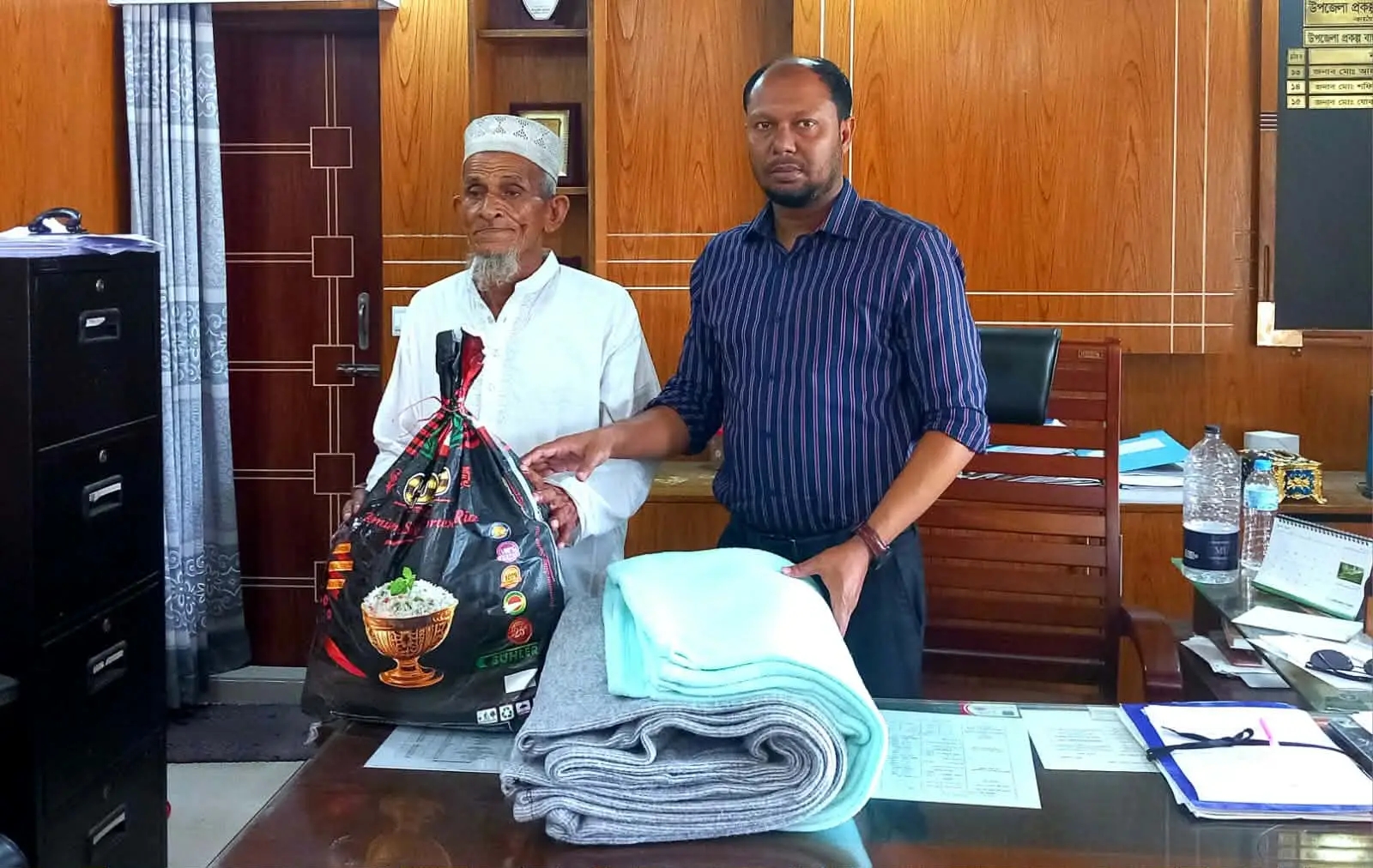 কাঁঠালিয়ায় অগ্নিকাণ্ডে ক্ষতিগ্রস্ত পরিবারকে পিআইও অফিসের সহায়তা