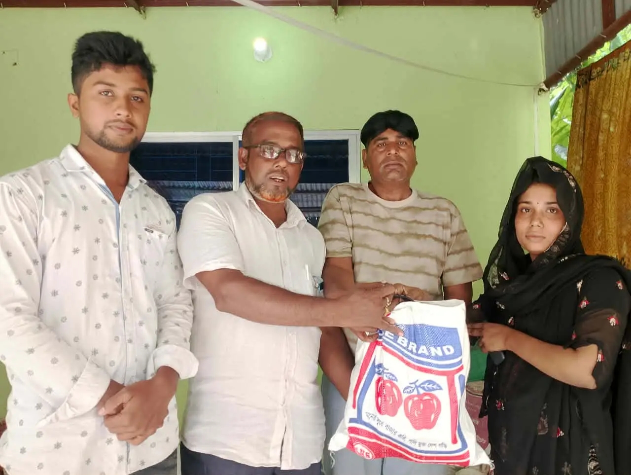 স্বামীর স্বীকৃতির দাবিতে অনশনরত জান্নাতীর পাশে কাঁঠালিয়া নাগরিক ফোরাম; শুকনা খাবার সহায়তা