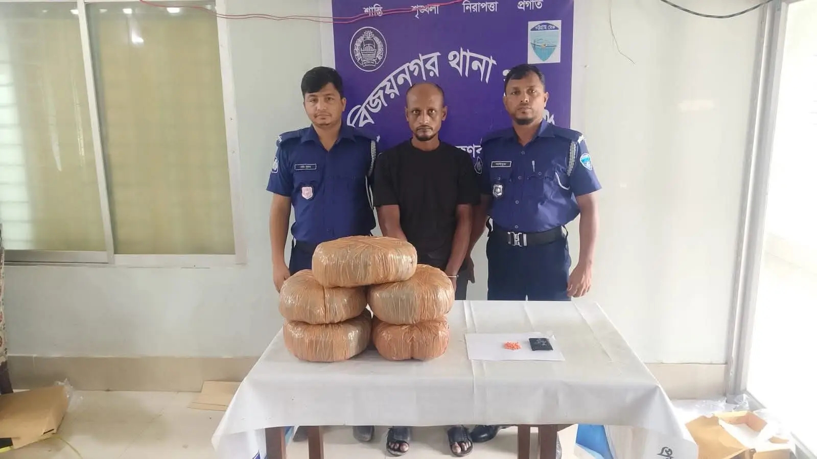 বিজয়নগরে ১০ কেজি গাঁজা ও ১৫০ পিস ইয়াবাসহ কুখ্যাত মাদক কারবারি কাউছার গ্রেফতার