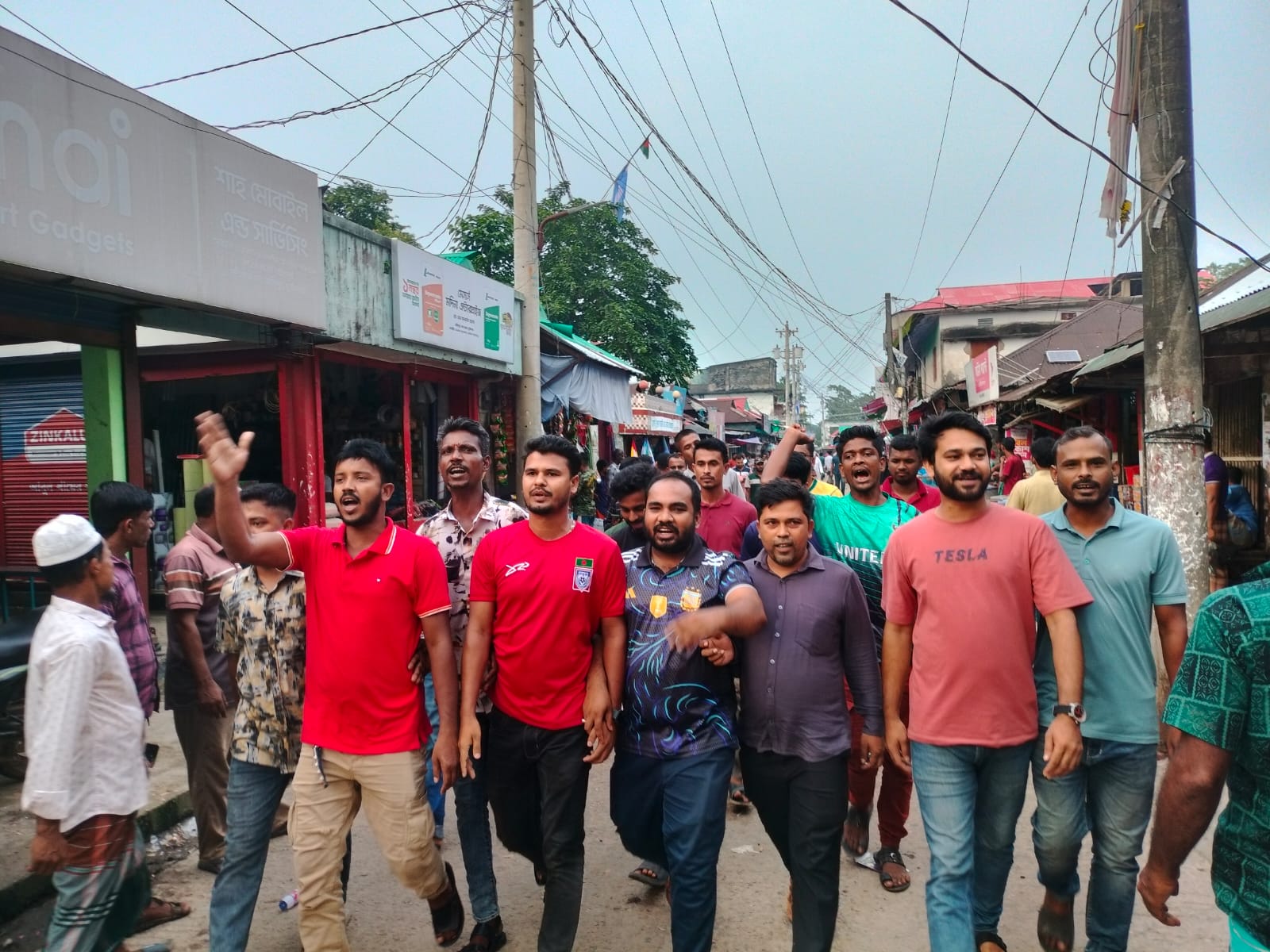 নৈরাজ্যের প্রতিবাদে তাহিরপুরে ছাত্রদলের মিছিল