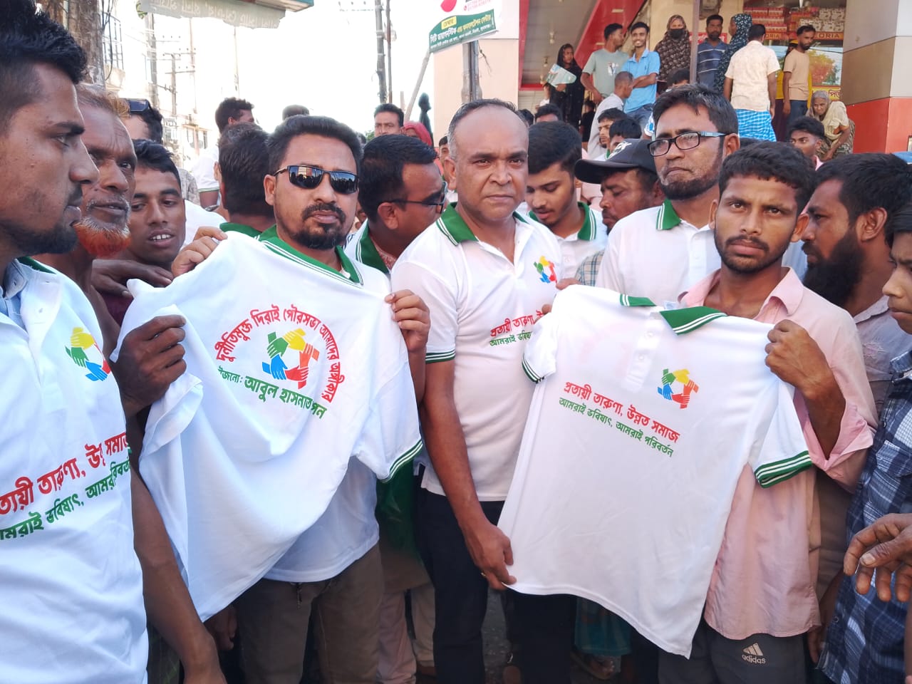 দিরাইয়ে টি শার্ট বিতরণ করলেন মেয়র প্রার্থী রিপন