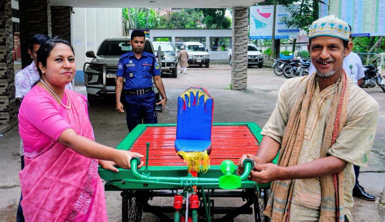 শেরপুর জেলা প্রশাসকের মানবিক সহায়তায় সেই অসহায় ভ্যান চালকের মুখে হাসি