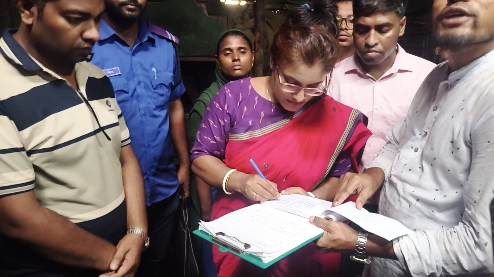 জামালগঞ্জে  বিষাক্ত রং ও মেয়াদোত্তীর্ণ খাবার বিক্রি, তিন প্রতিষ্ঠানকে জরিমানা ১ লাখ ৮০ হাজার টাকা