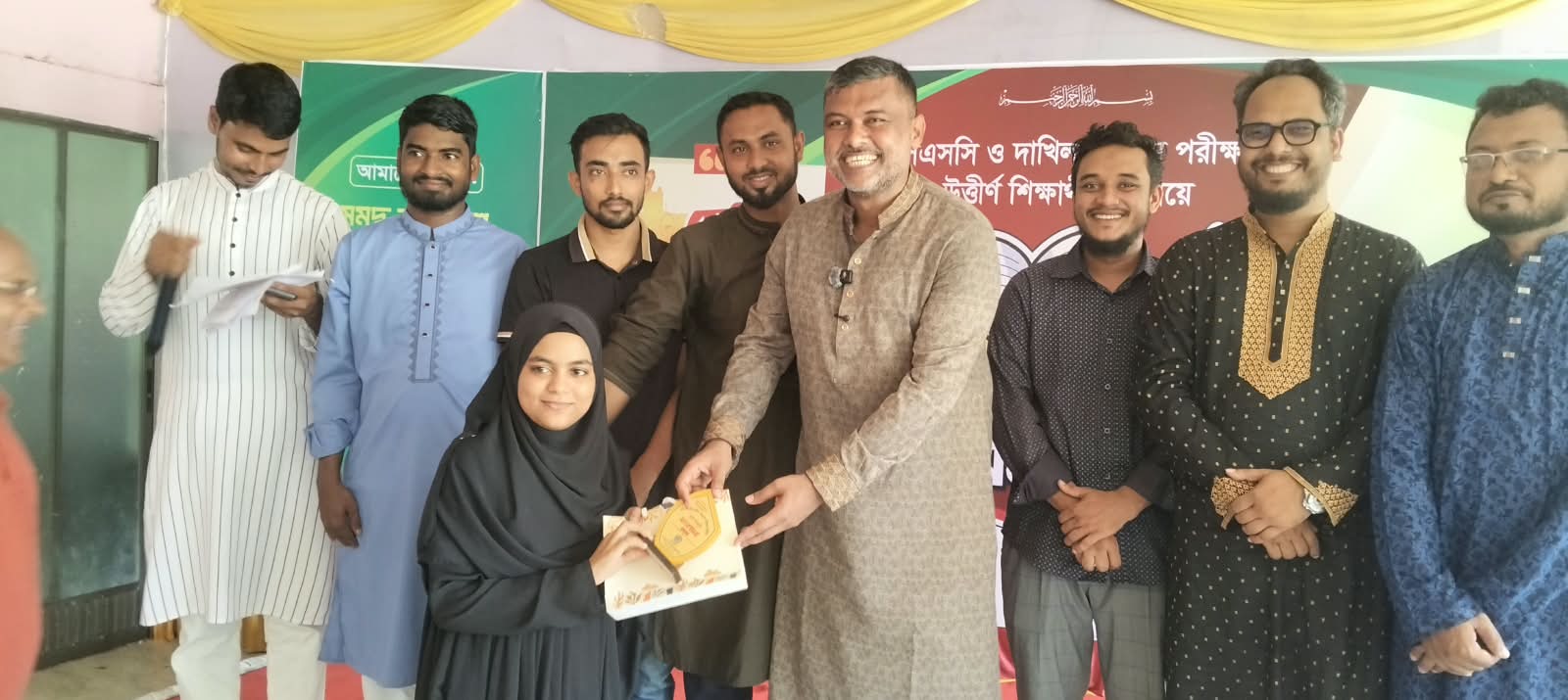 গ্রাম থেকে বড় হওয়া আমাদেরকে বড় বড় শহরের ছেলেরা কখনো হারাতে পারে নাই —– শিশির মনির