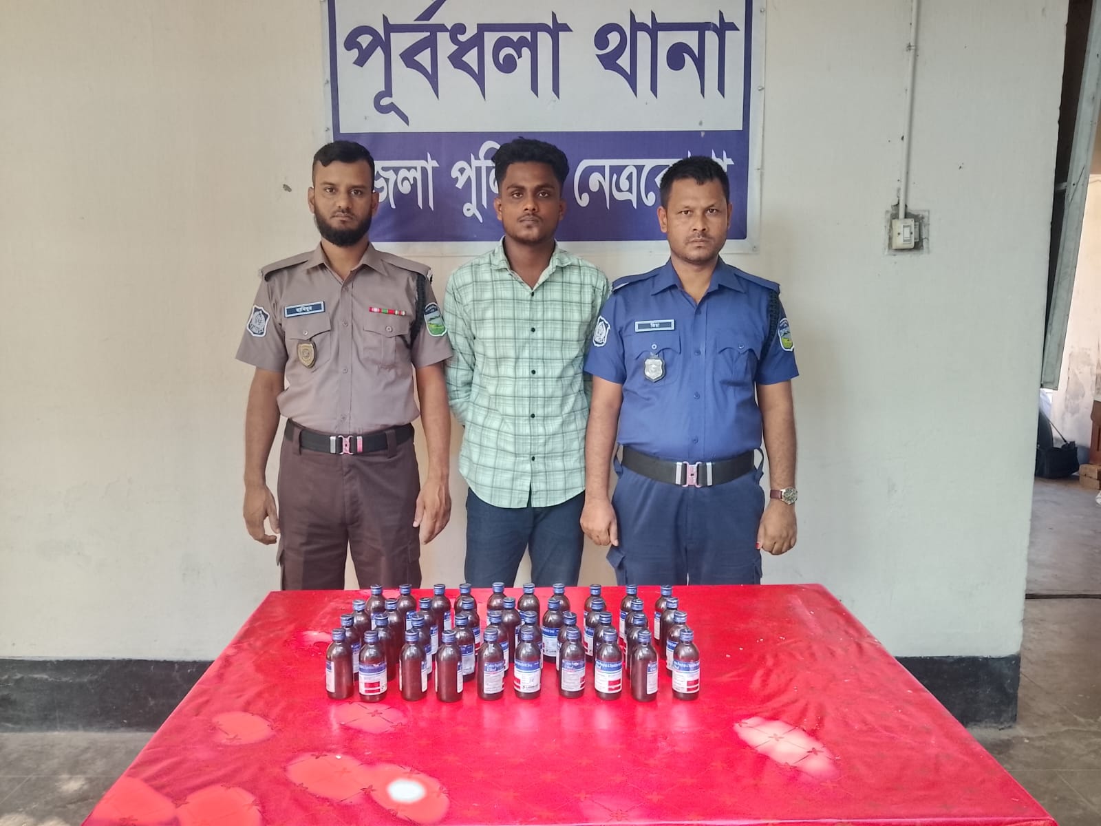 নেত্রকোনায় ৪০ বোতল ফেনসিডিলসহ আটক ১, মামলা দায়ের