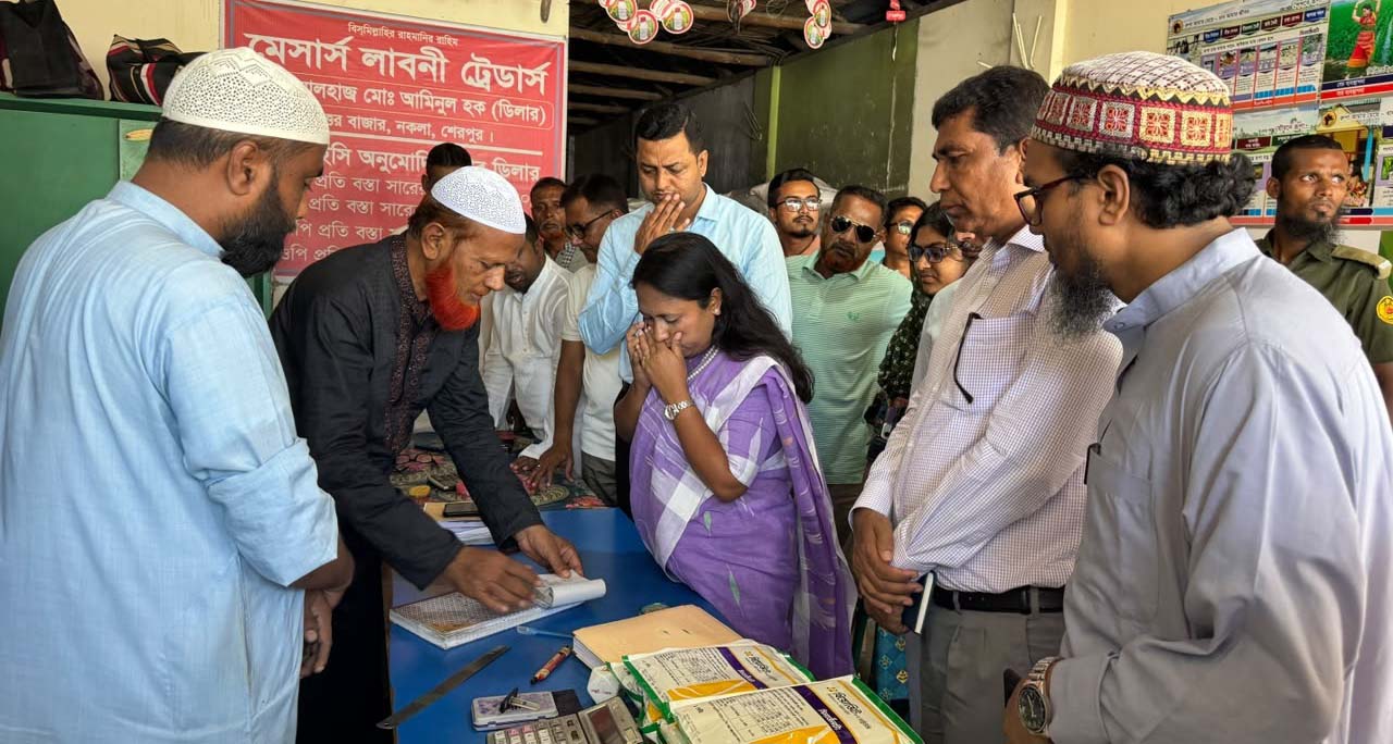 নকলায় সার বিক্রয় ব্যবস্থাপনা পরিদর্শনে জেলা প্রশাসক