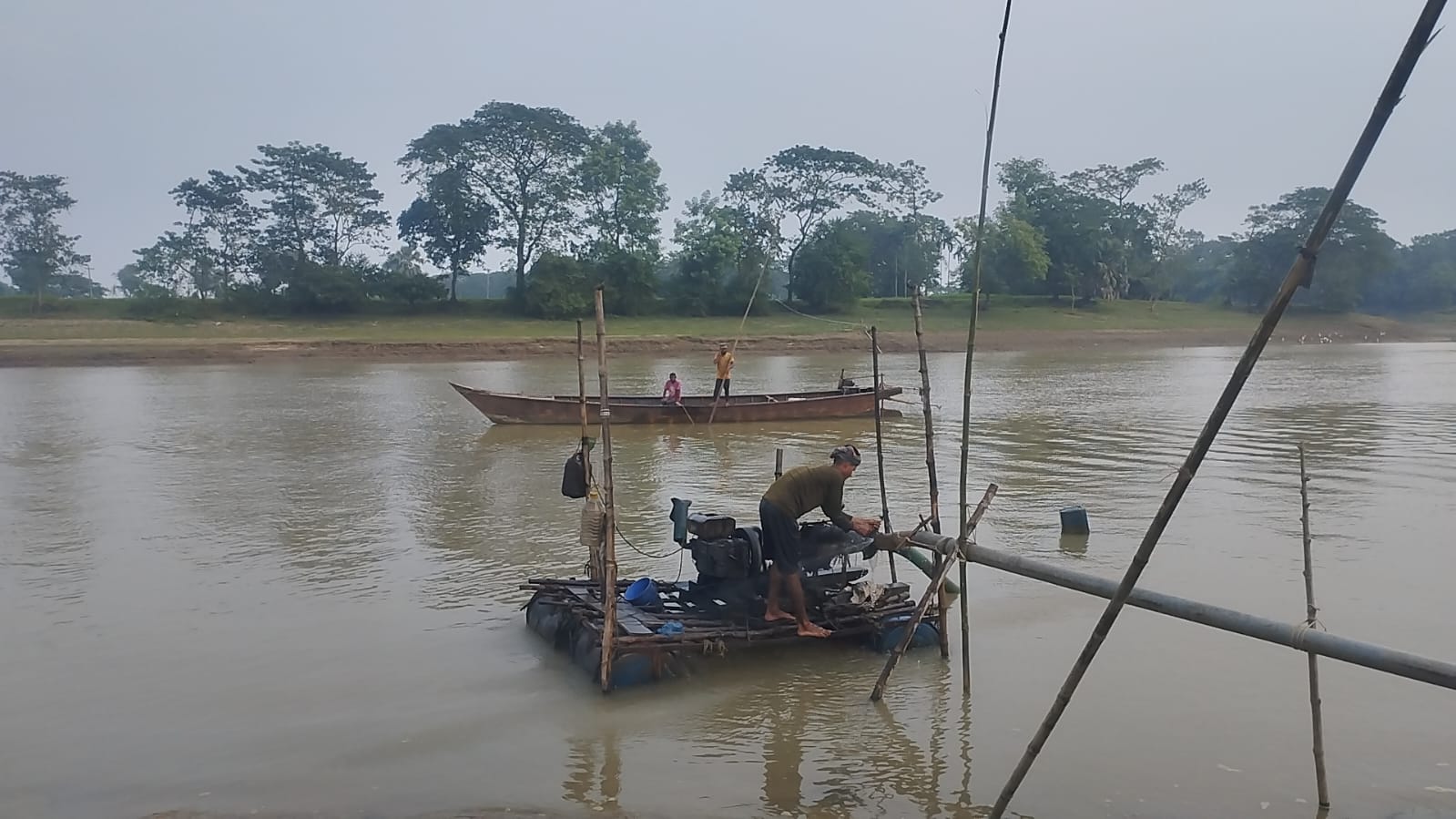 পূর্বধলার ঘাগড়ায় অবৈধ বালু উত্তোলন বিরোধী অভিযান, ড্রেজার মেশিন জব্দ