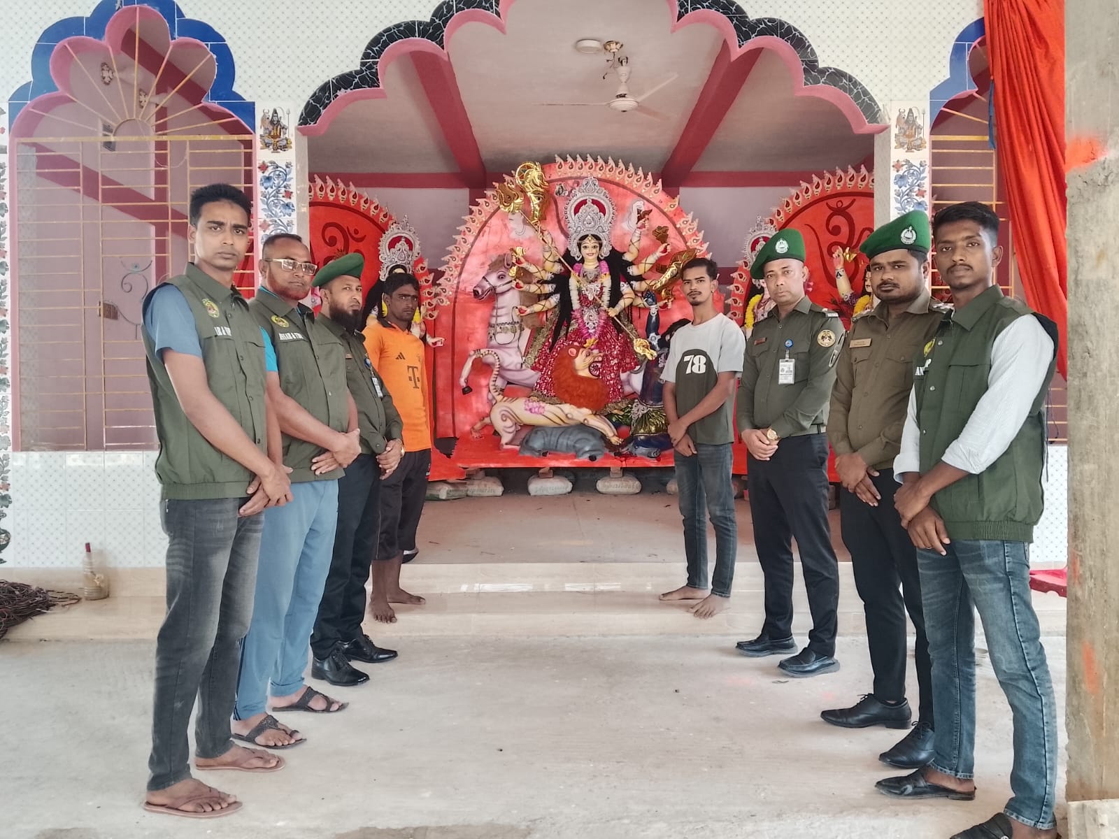 আসন্ন দুর্গাপূজা উপলক্ষে জামালগঞ্জে আনসার-ভিডিপি কর্মকর্তার পূজামণ্ডপ পরিদর্শন