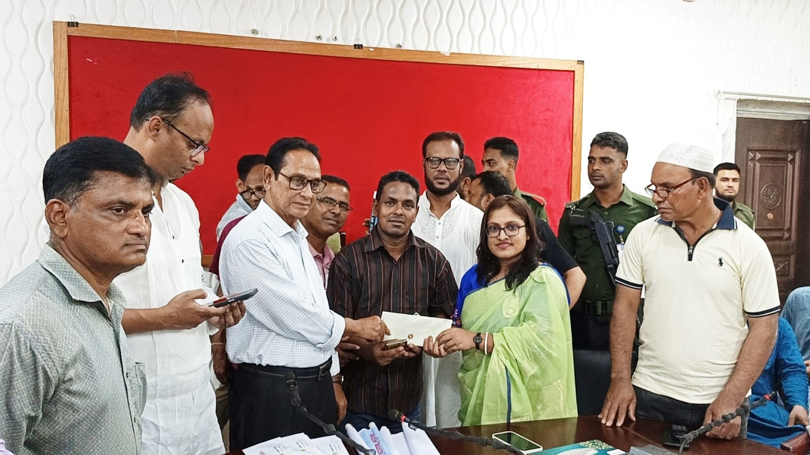 দুর্গাপূজা উদ্‌যাপনে জামালগঞ্জের ৫৫ মণ্ডপে এমপি কামরুলের অনুদান
