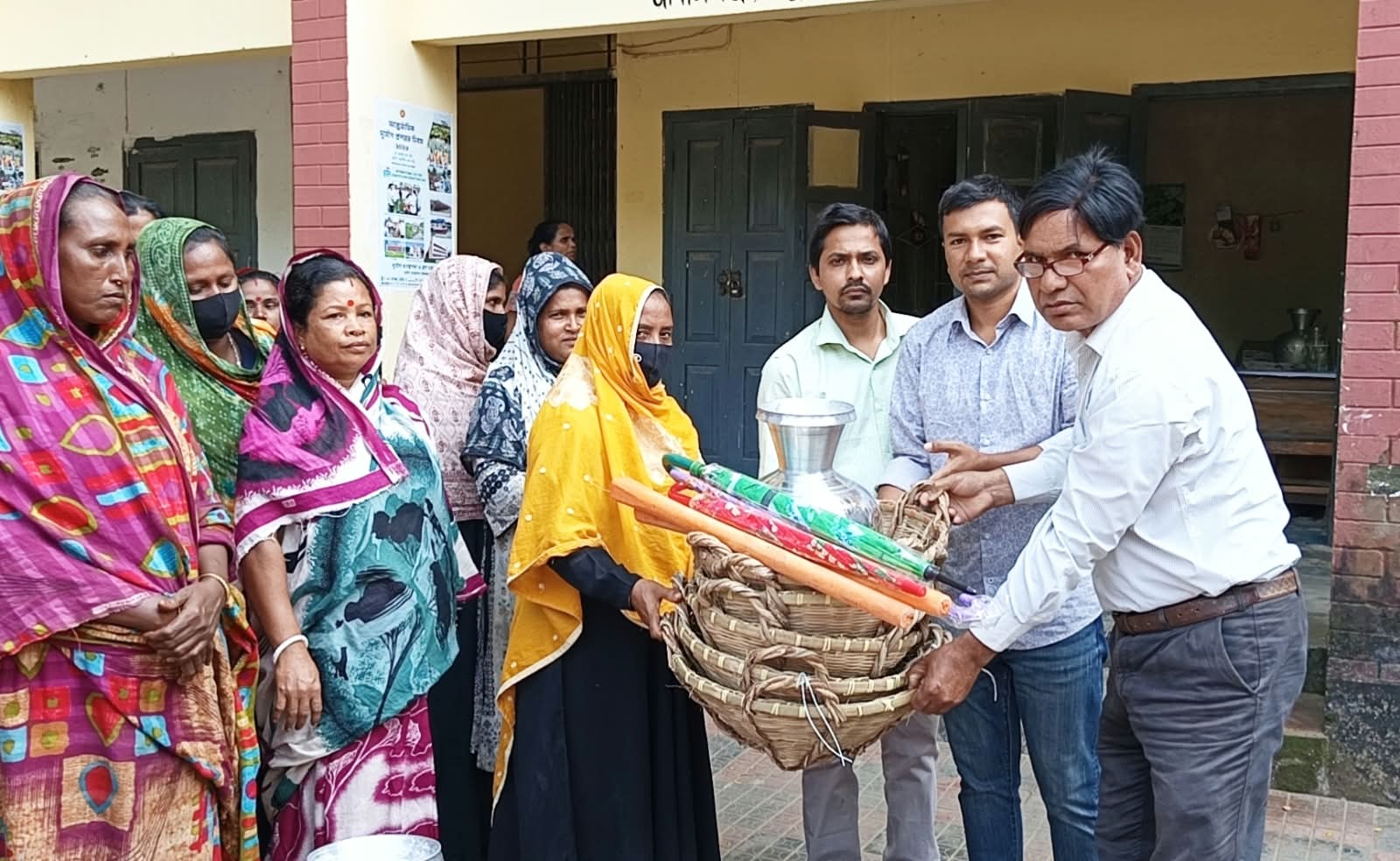 জামালগঞ্জে এলসিএসের ৭০ নারী কর্মীর মাঝে কাজের সরঞ্জাম বিতরণ করেন উপজেলা প্রকৌশলী (এলজিইডি) মো. আনোয়ারুল ইসলাম