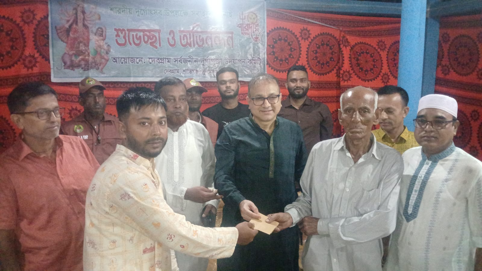 শান্তিগঞ্জে ব্যারিস্টার আনোয়ার হোসেনের পূজামণ্ডপ পরিদর্শন ও অনুদান বিতরণ