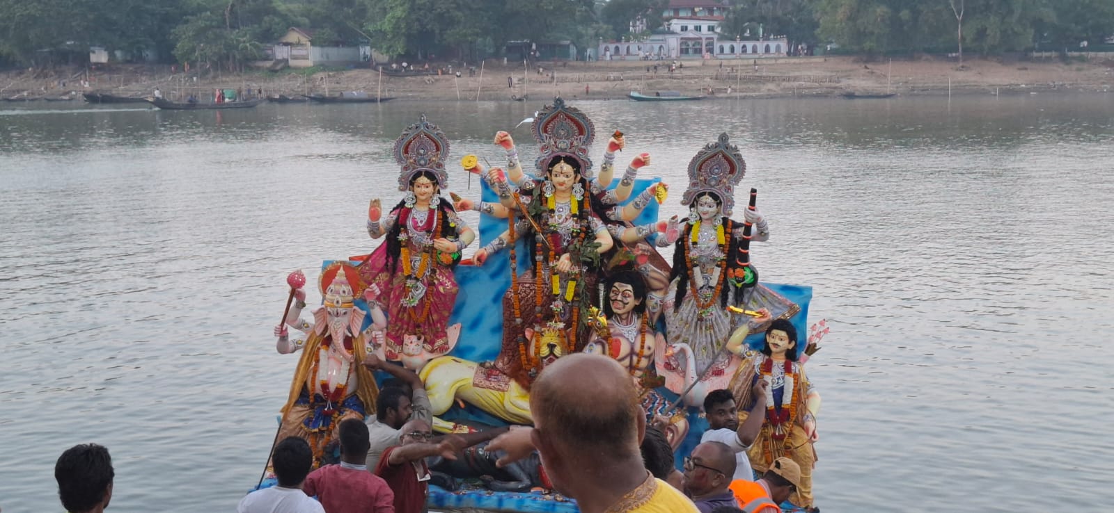 সুনামগঞ্জে শান্তিপূর্ণ পরিবেশে দুর্গাপূজা সম্পন্ন, সুরমা নদীতে প্রতিমা বিসর্জন