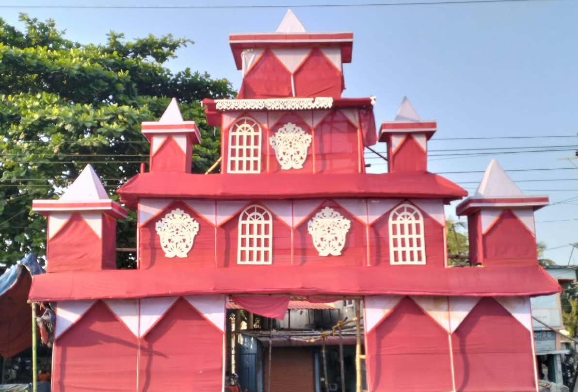 নকলায় দুর্গোৎসবের শেষ মুহূর্তের প্রস্তুতি চলছে